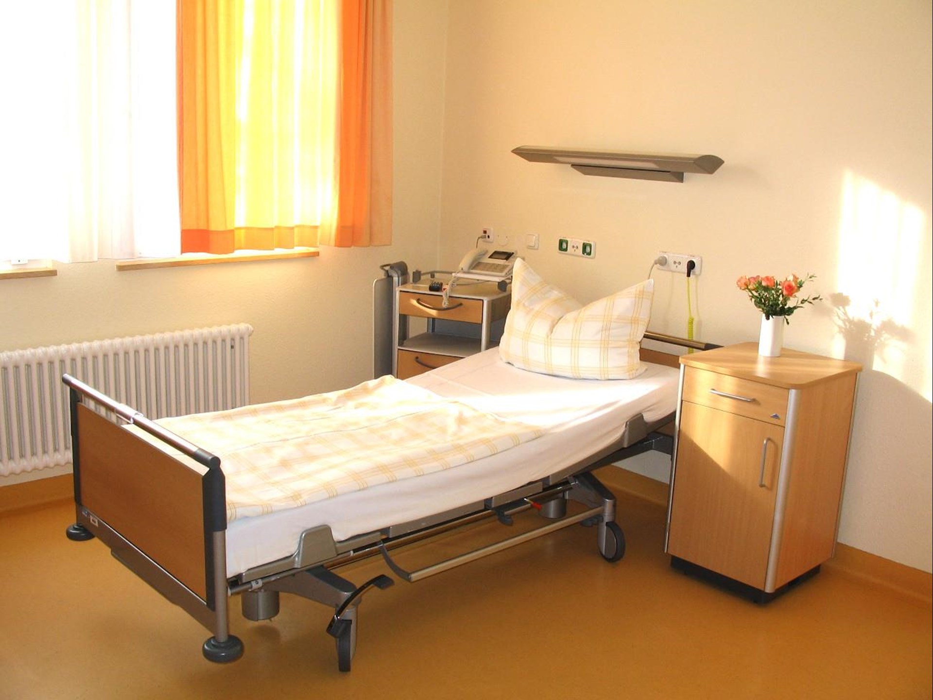 Patientenbett vor einem Fenster