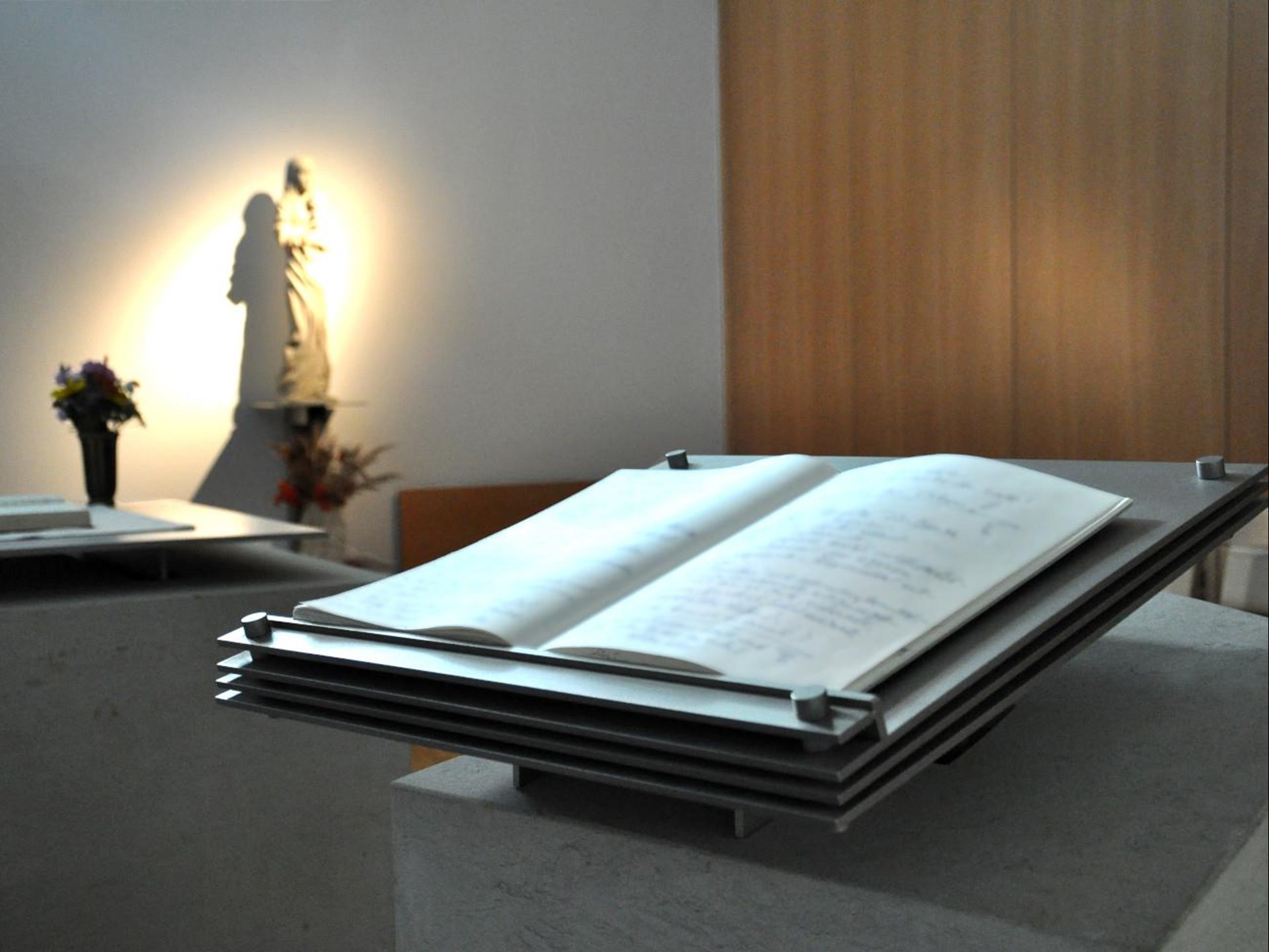 Anliegenbuch und Maria-Statur