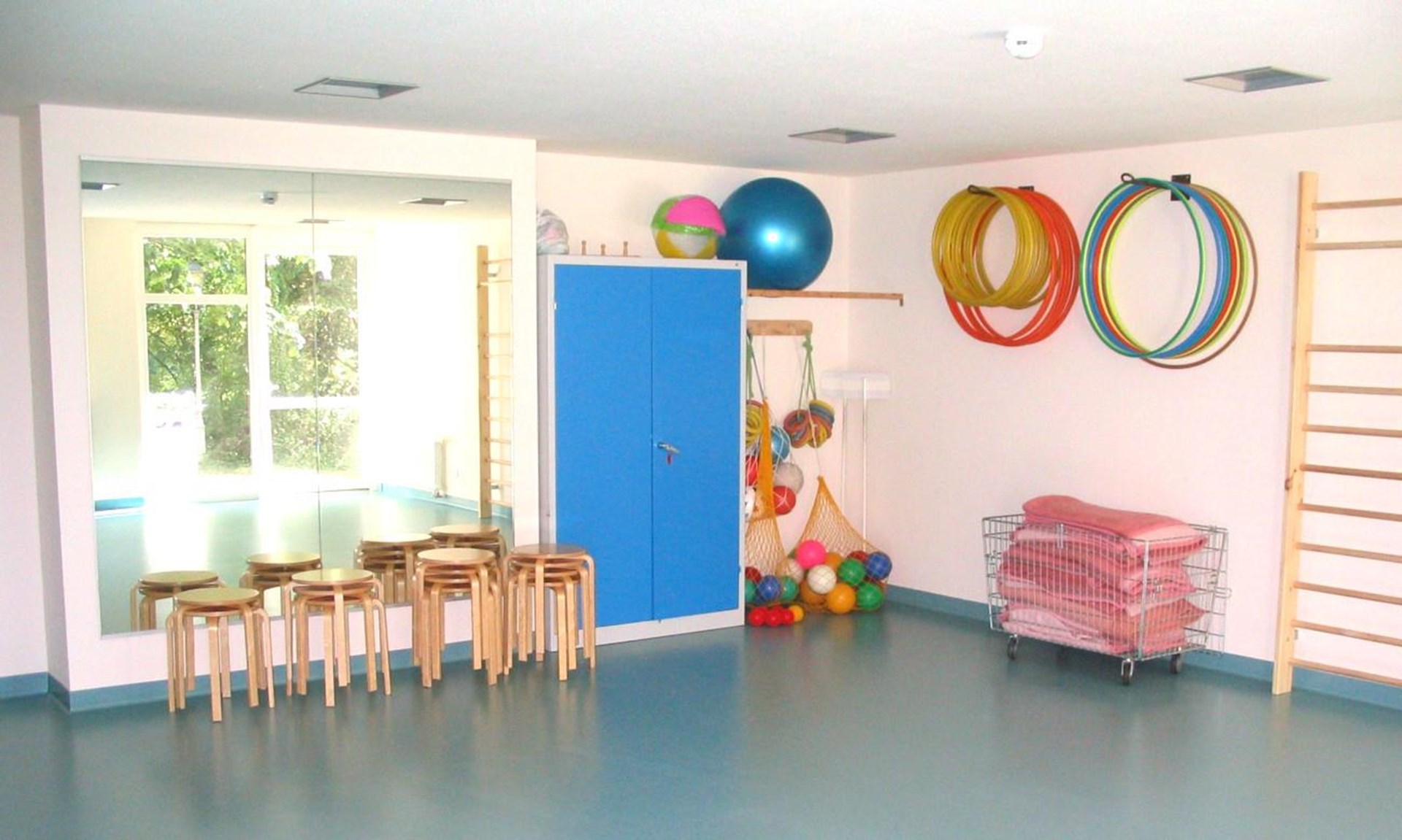 Raum der Physiotherapie mit Übungsgeräten 
